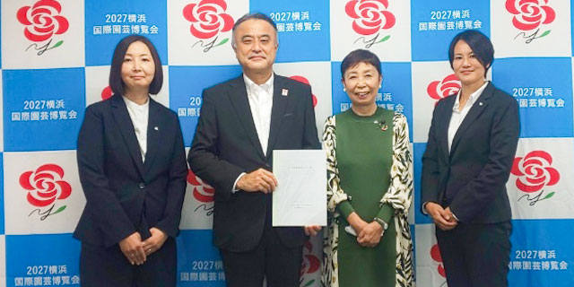 女性活躍推進部会メンバー様と小林一美事務次長　記念撮影