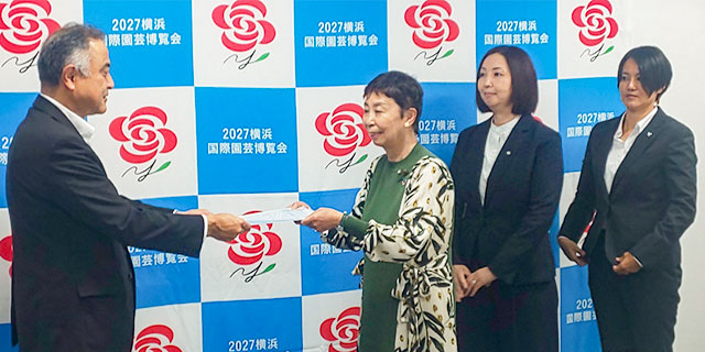 部会長　酒井　一江（さかい　かずえ）様　による提案書受け渡し