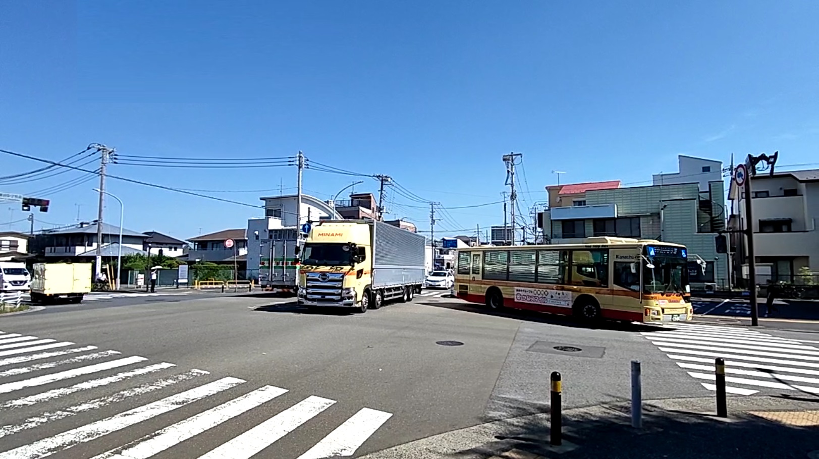 瀬谷中学校前交差点